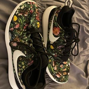Nike ✨ like new! “Limited Edition Floral Roshe”